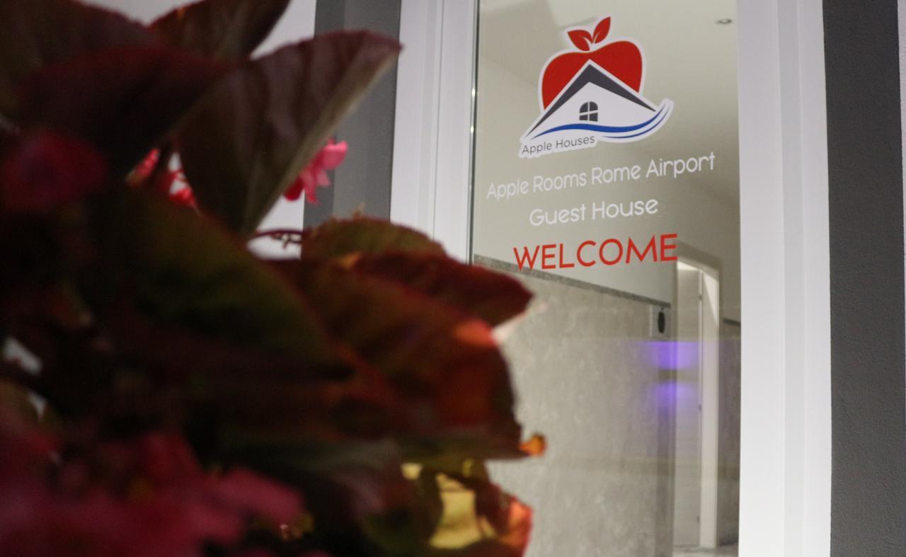 애플 룸 로마 에어포트 호텔 피우미치노 외부 사진 The entrance to the airport's guest house