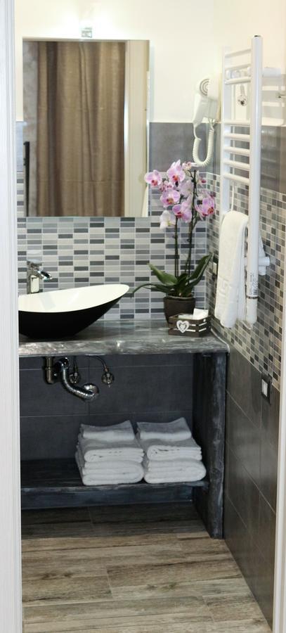 애플 룸 로마 에어포트 호텔 피우미치노 외부 사진 A modern bathroom