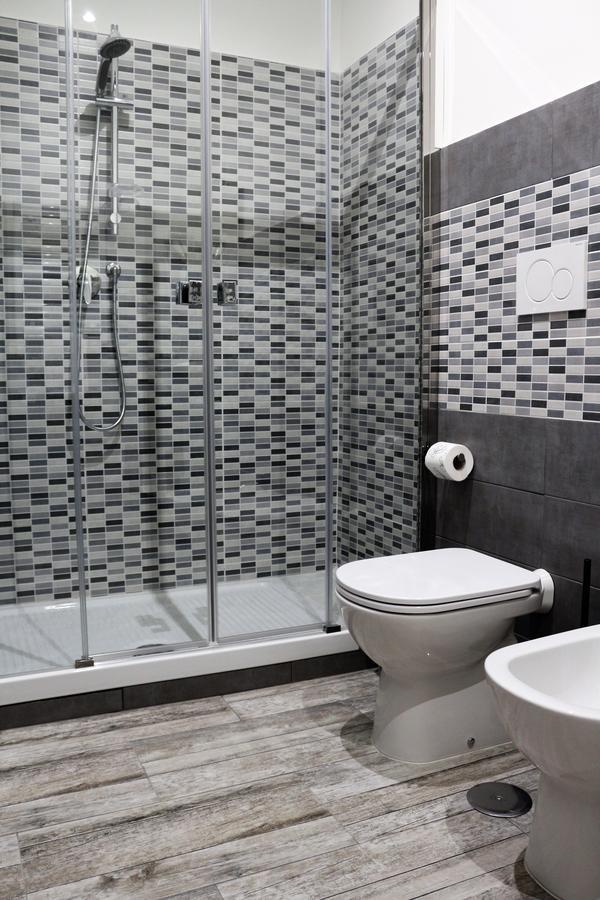 애플 룸 로마 에어포트 호텔 피우미치노 외부 사진 A shower cubicle