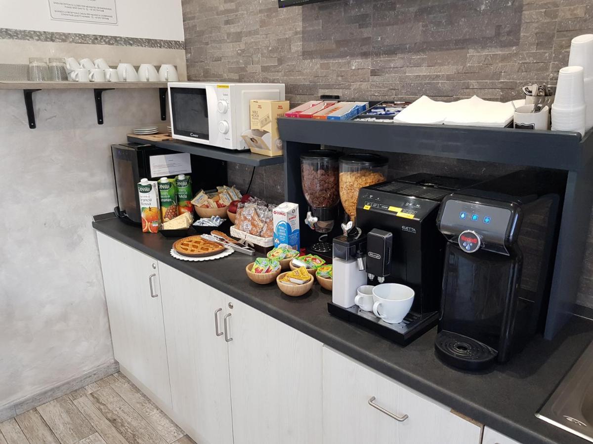 애플 룸 로마 에어포트 호텔 피우미치노 외부 사진 A coffee machine in a kitchen