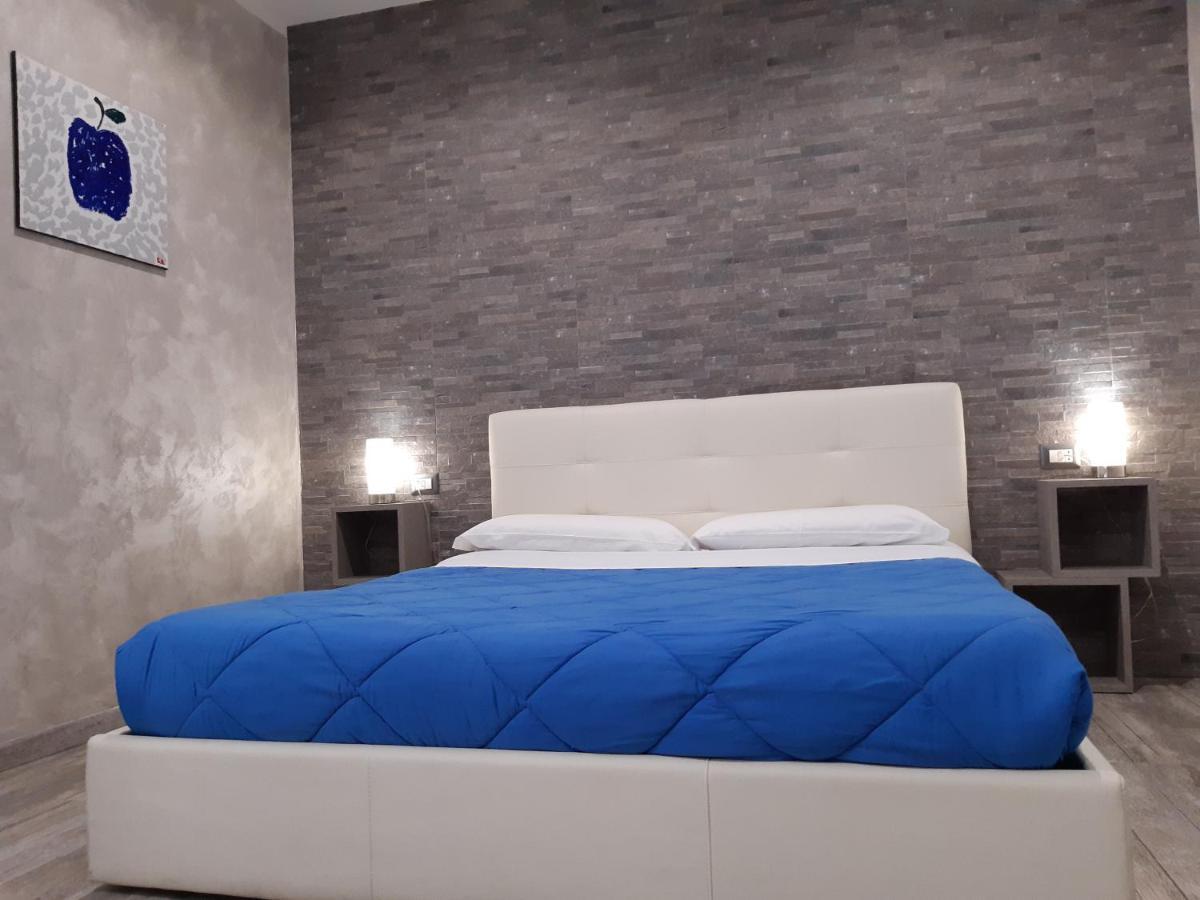 애플 룸 로마 에어포트 호텔 피우미치노 외부 사진 A bed