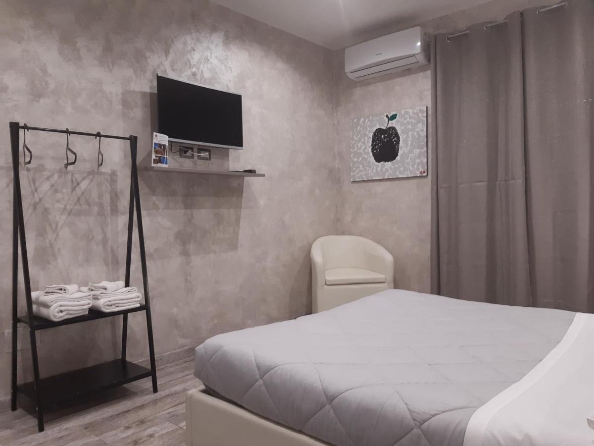 애플 룸 로마 에어포트 호텔 피우미치노 외부 사진 A room at the hotel