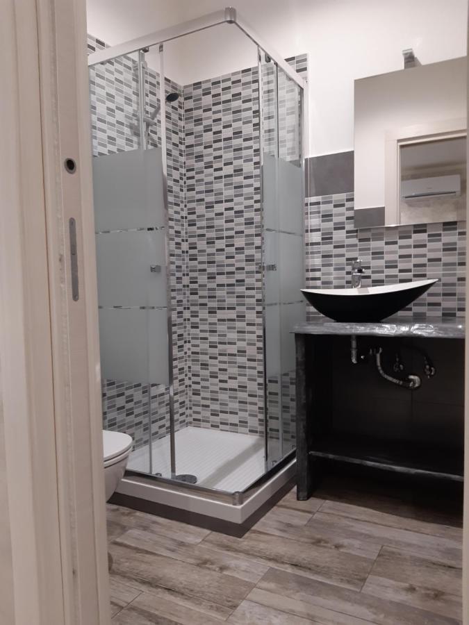 애플 룸 로마 에어포트 호텔 피우미치노 외부 사진 A shower cubicle